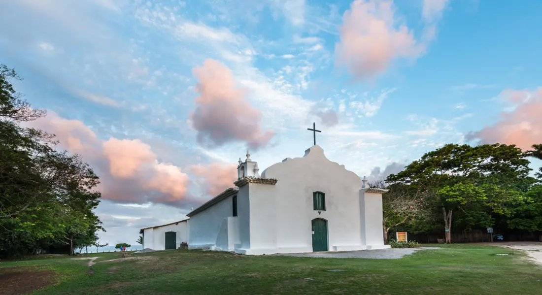 Igreja histórica de Trancoso ao entardecer
